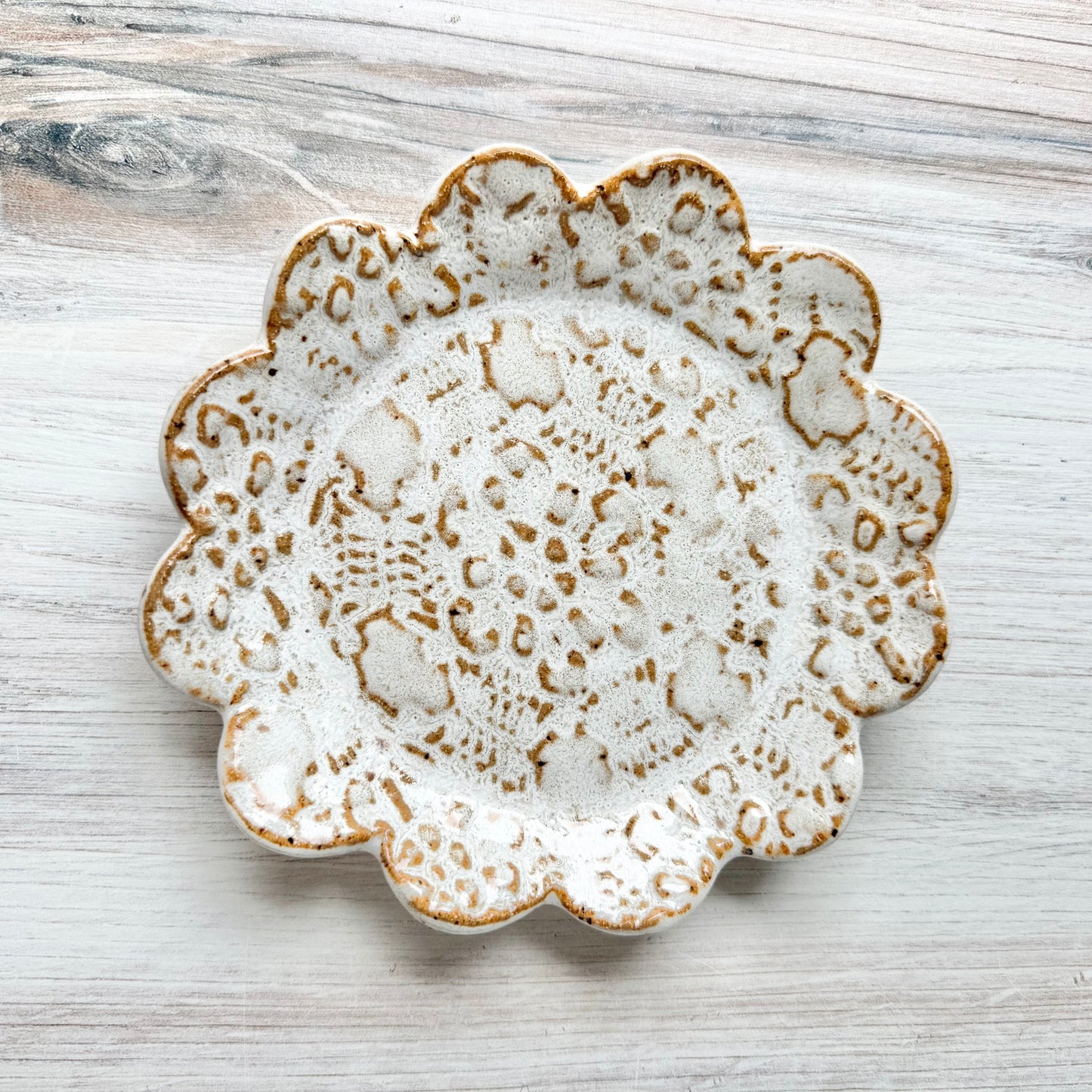 Round scalloped spoon rest, white on brown clay