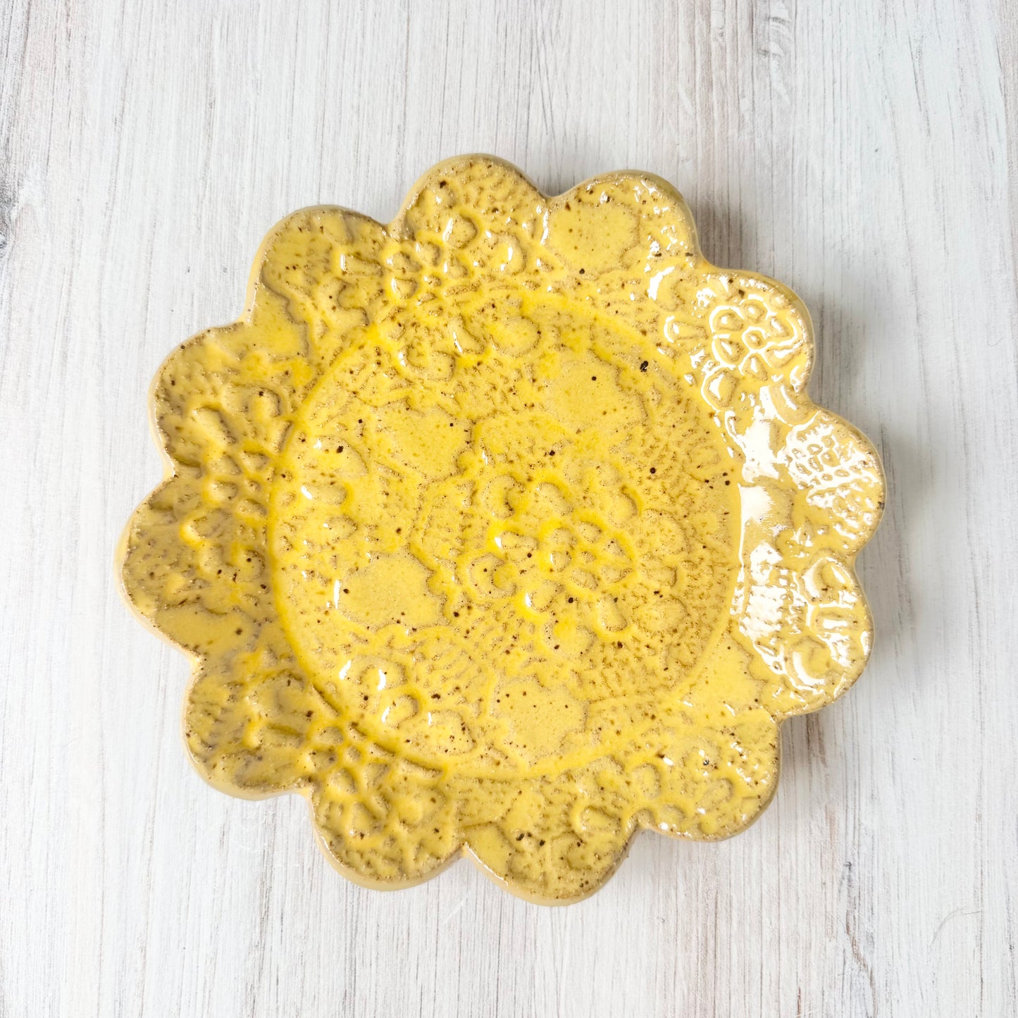 Round scallop spoon rest, dandelion