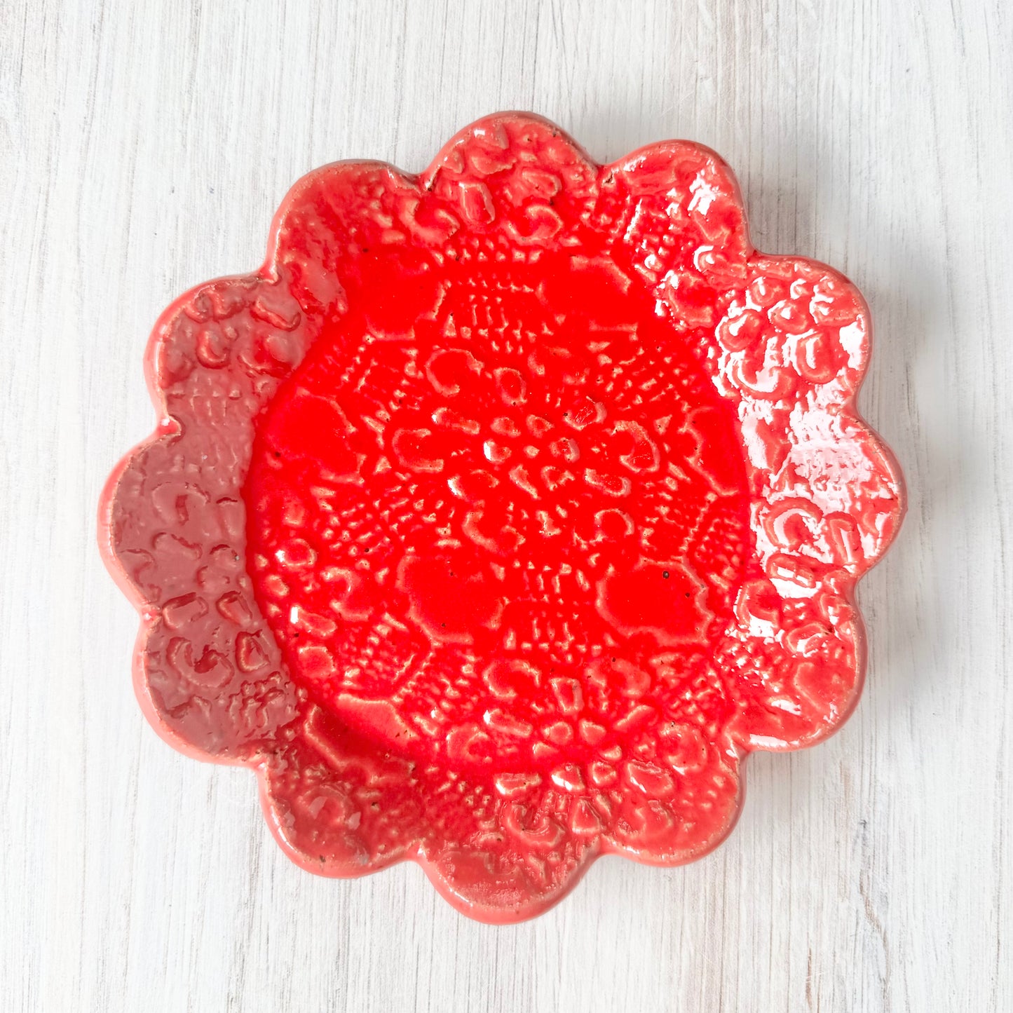 Round scallop spoon rest, red
