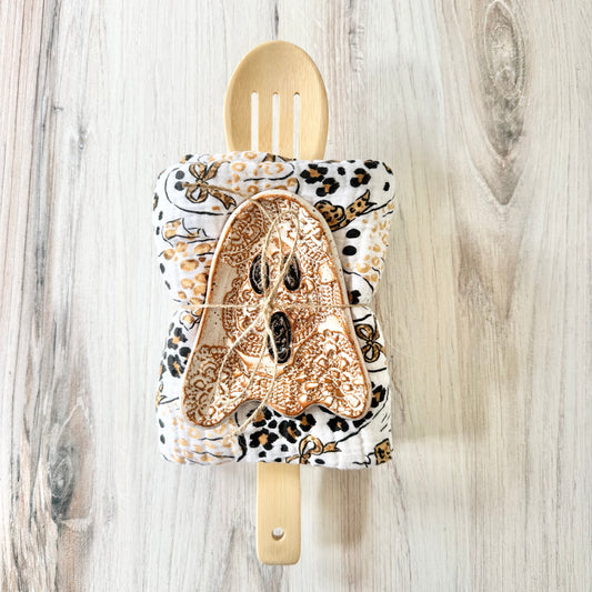 Ghost spoon rest bundle, white on brown