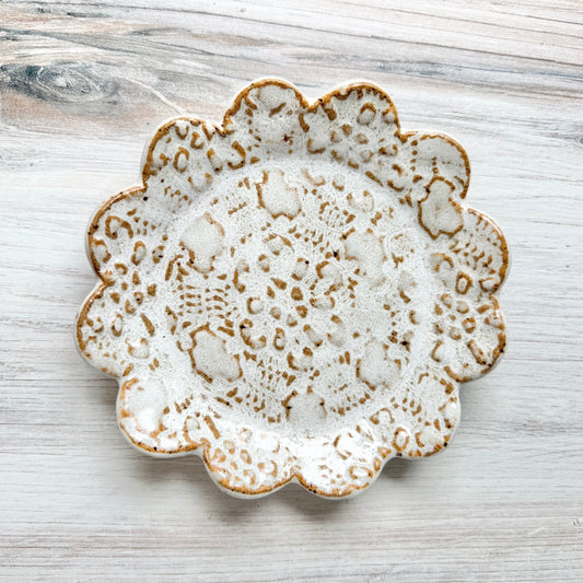 Round scalloped spoon rest, white on brown clay