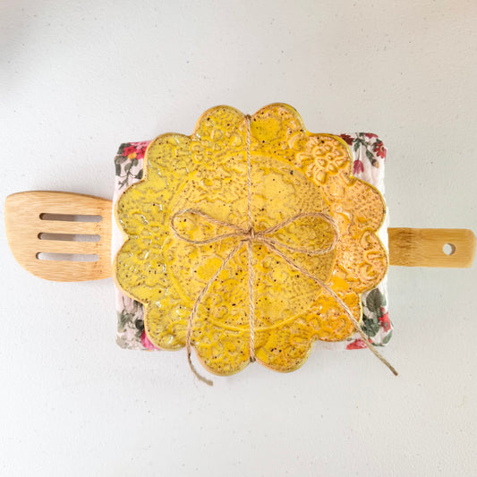 Round scalloped spoon rest bundle, dandelion