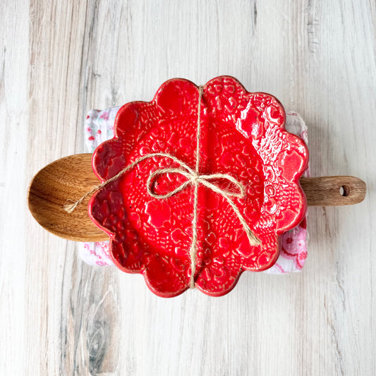 Round scalloped spoon rest bundle, red
