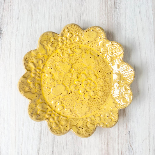 Round scallop spoon rest, dandelion